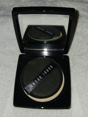 Bobbi Brown Sheer Finish Pressed Powder Compact - Soft Porcelain